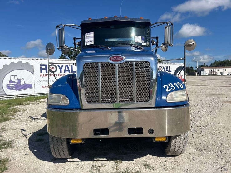 2017-peterbilt-348-image-21