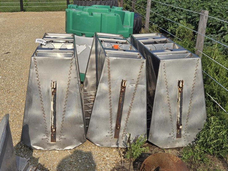 #3853-•-(3)-smidley-stainless-steel-feeders-image-7
