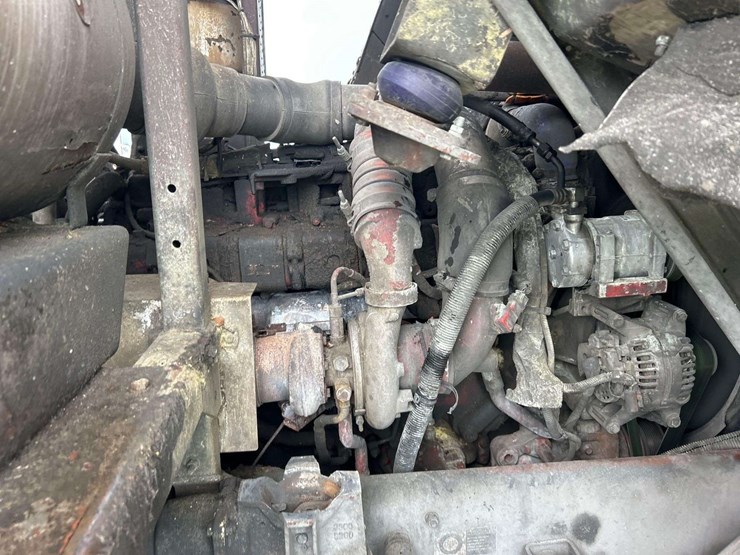 2016-peterbilt-320-image-8