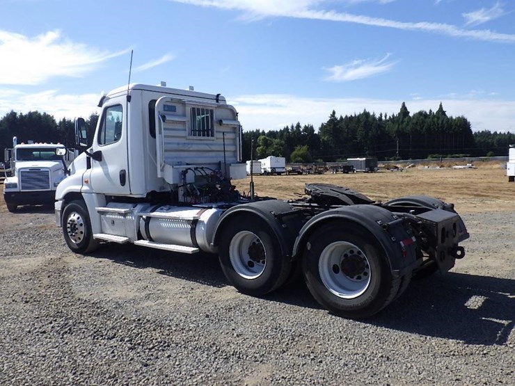 2012-freightliner-cascadia-125-image-5