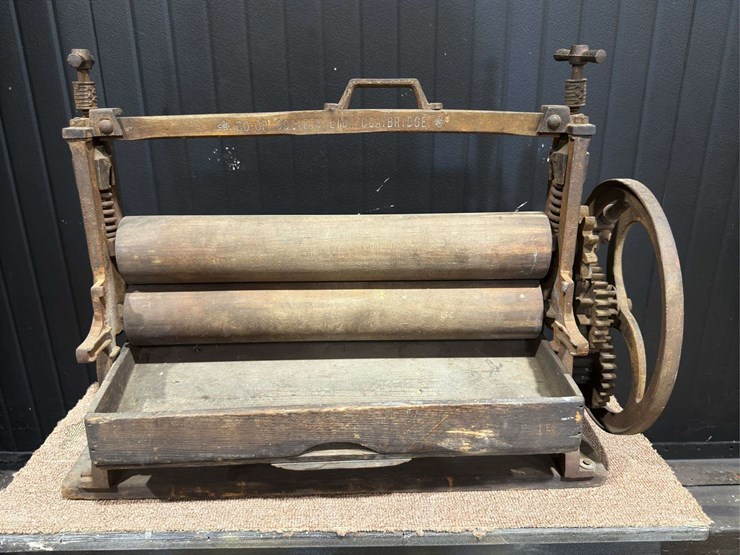 ewbank-"little-giant"-cast-iron-clothes-mangle/wringer-image-1