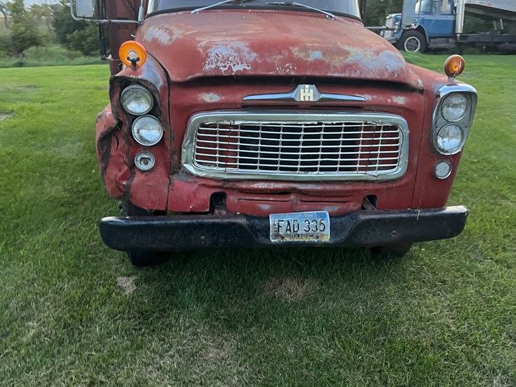 1961-ih--truck,-steel-box-and-hoist,-no-end-gate,-didnt-try-starting-it.-image-5