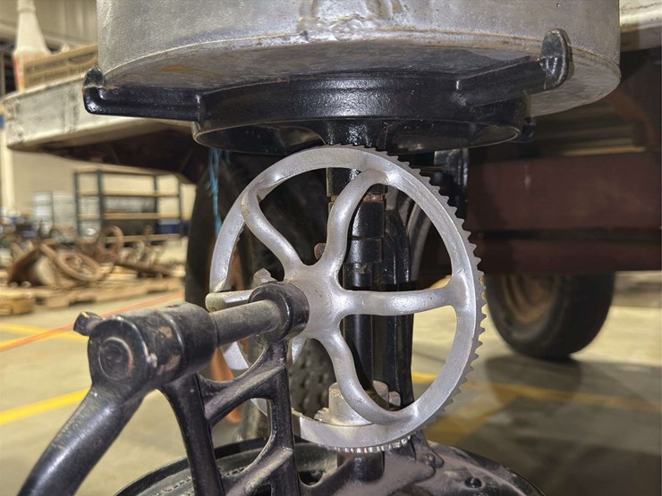 victor-floor-model-sanitary-butter-churn-image-9