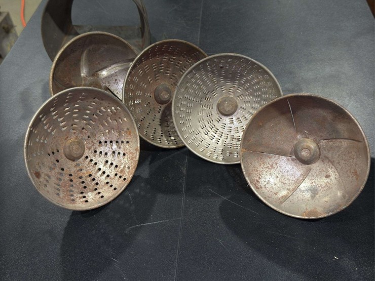 collection-of-cheese-graters-image-9