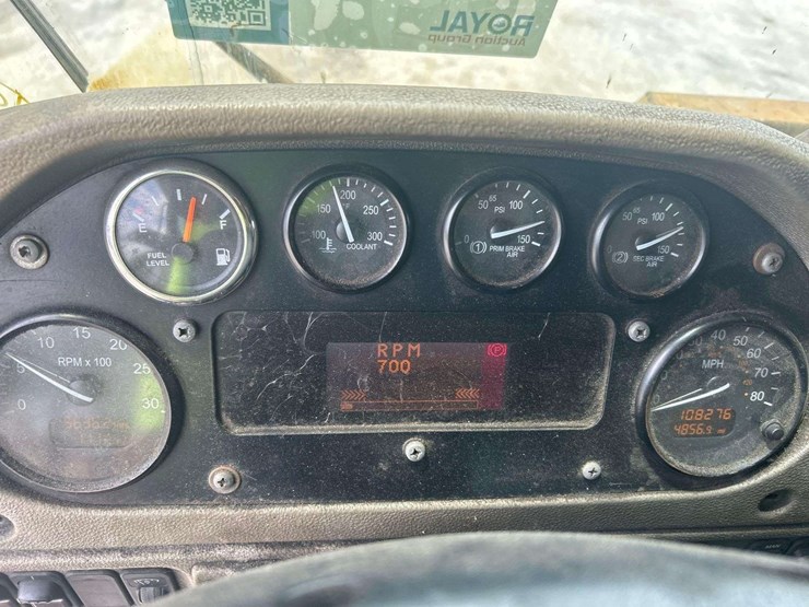 2015-peterbilt-320-image-20