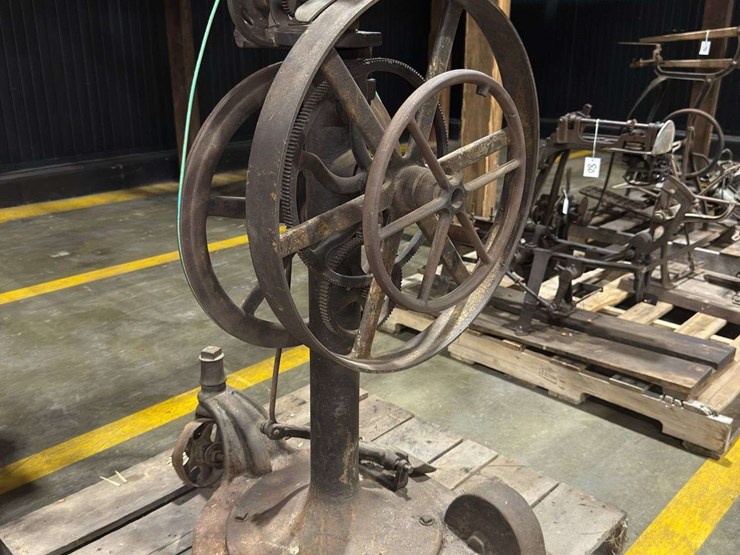 foot-powered-treadle-machine-image-5