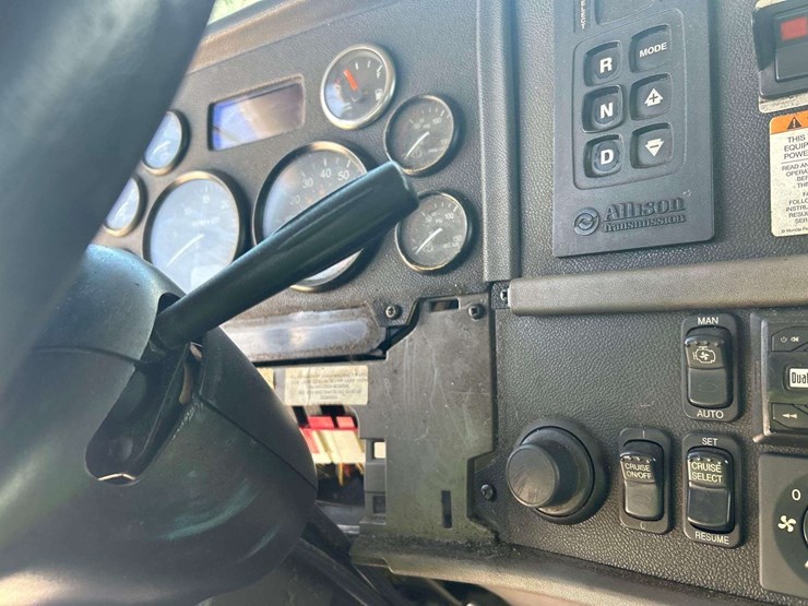 2014-peterbilt-384-image-23