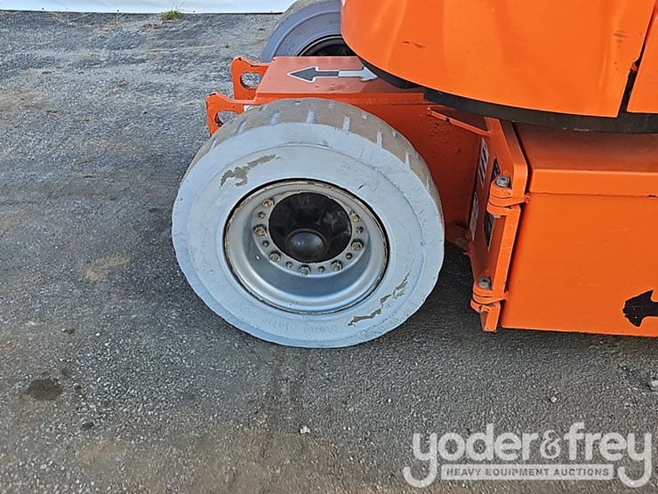 2004-jlg-e300ajp-image-10