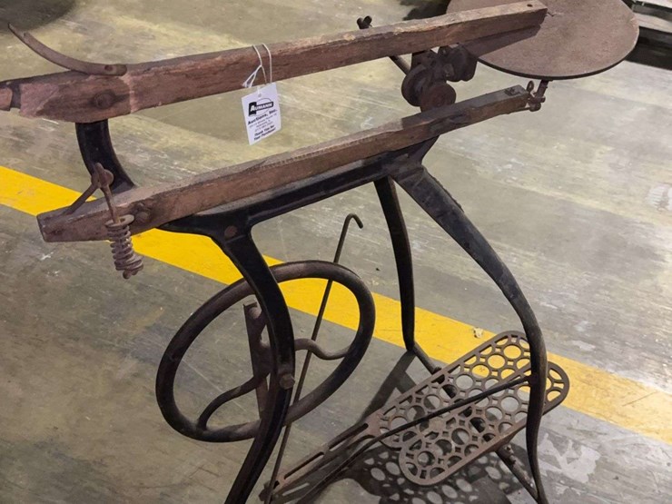 new-rodger’s-treadle-scroll-saw-image-22