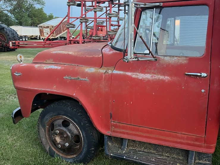 1961-ih--truck,-steel-box-and-hoist,-no-end-gate,-didnt-try-starting-it.-image-19