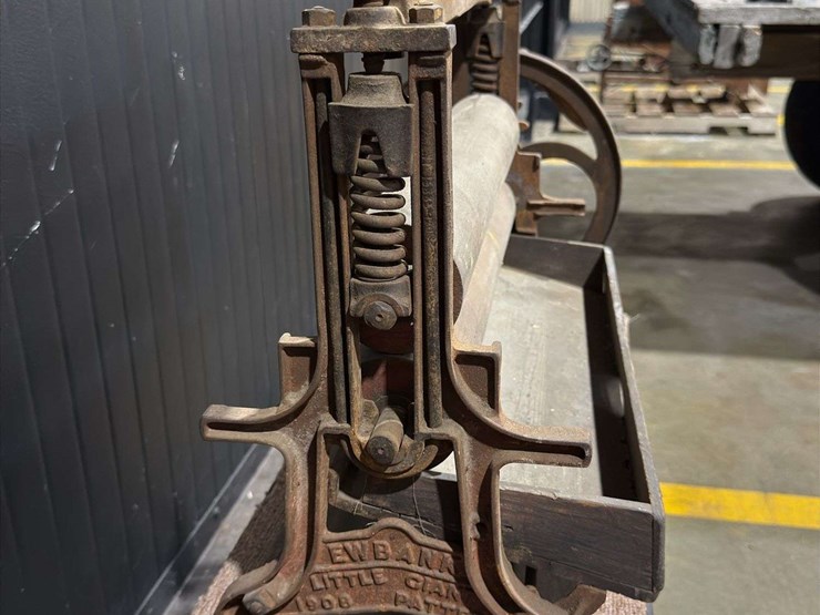 ewbank-"little-giant"-cast-iron-clothes-mangle/wringer-image-7