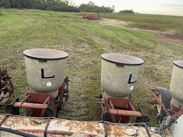 lilliston-8-row-planter-with-fiberglass-boxes,-been-sitting,-some-rust,-boxes-turn-free,-discs-need-loosened-up-image-17