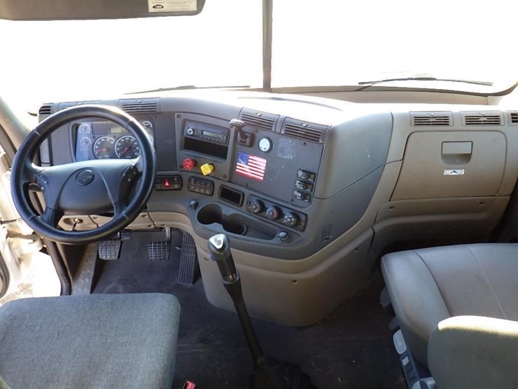 2016-freightliner-cascadia-113-image-35