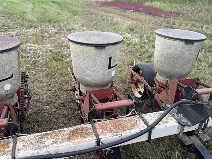 lilliston-8-row-planter-with-fiberglass-boxes,-been-sitting,-some-rust,-boxes-turn-free,-discs-need-loosened-up-image-22