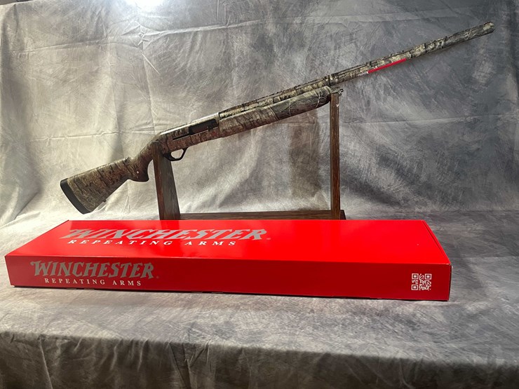 #4618-•-winchester-sx4-12-ga.-semi-auto-shotgun,-sn:-pt19457w11k-image-1