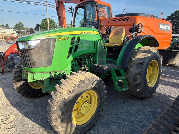 2020-john-deere-5065e-image-1
