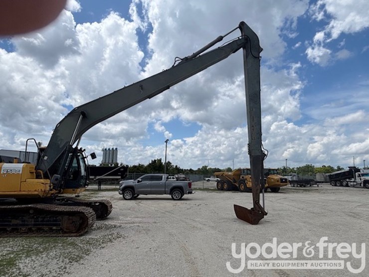2011-deere-250g-lc-image-10