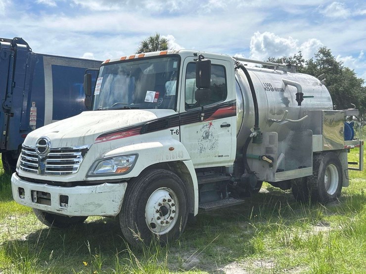 2009-hino-268-image-1