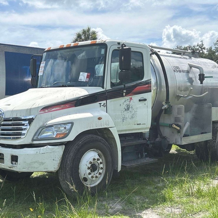 2009 HINO 268
