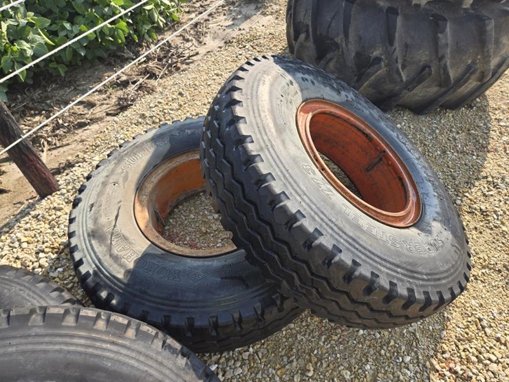 #3886-•-12.00-x-20-truck-tires-on-rims-image-4