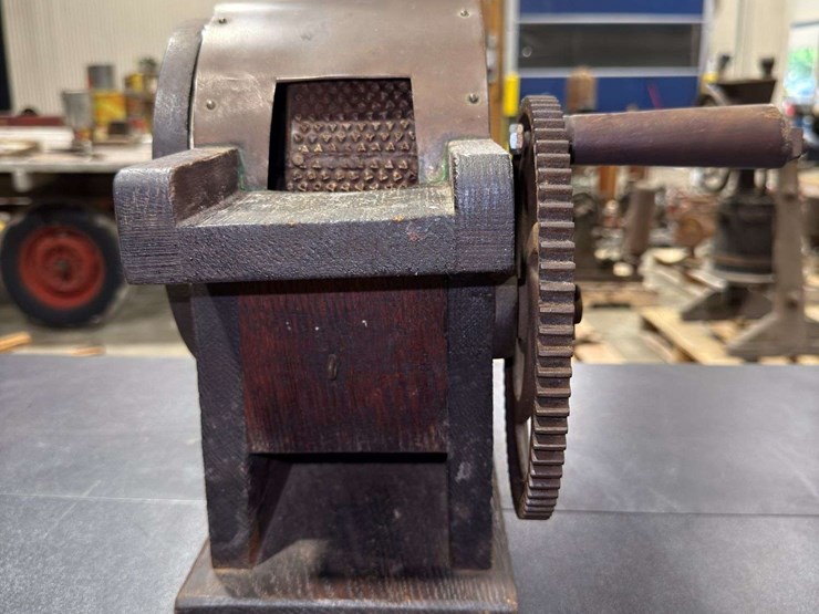 hand-cranked-cotton-gin-image-4