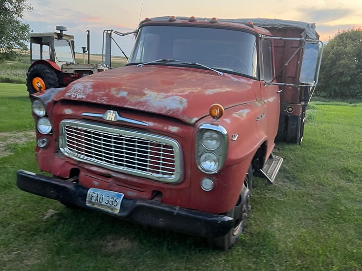 1961-ih--truck,-steel-box-and-hoist,-no-end-gate,-didnt-try-starting-it.-image-2