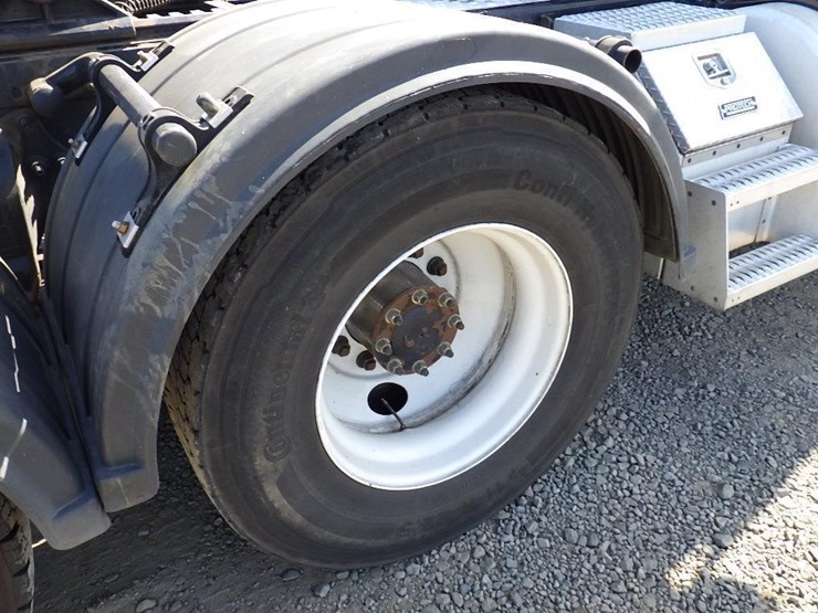 2012-freightliner-cascadia-125-image-39