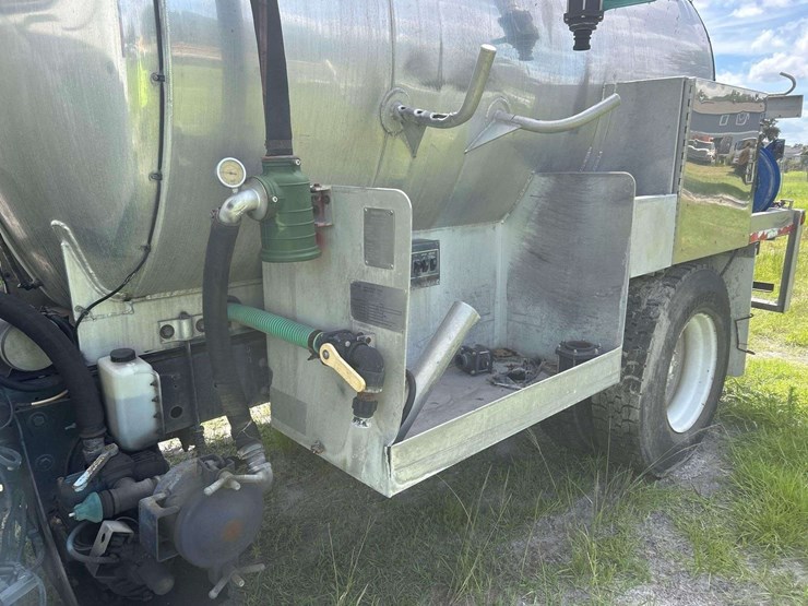 2009-hino-268-image-11