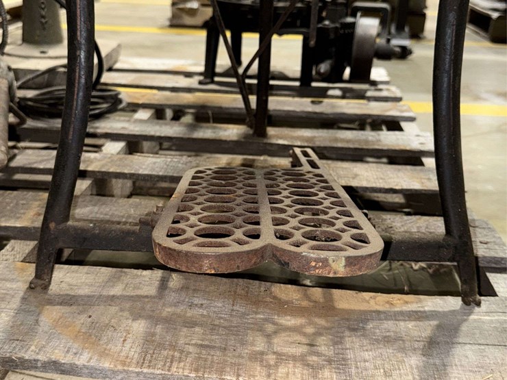 new-rodger’s-treadle-scroll-saw-image-10