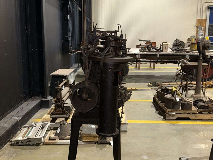 circular-knitting-machine-image-17