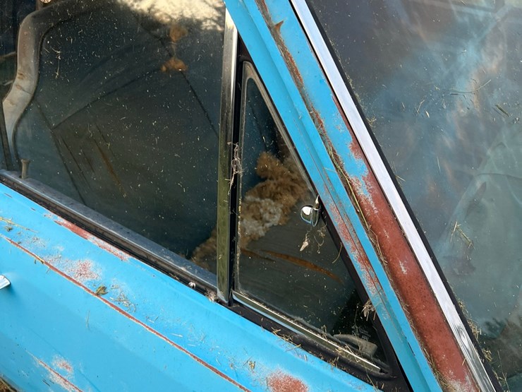 1972-plymouth-valient￼,-slant-six-engine-and-manual-transmission,-glass-is-good,-leaf-springs,-been-sitting-for-a-long-time.-image-46