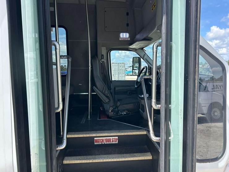 2019-ford-e450-image-21