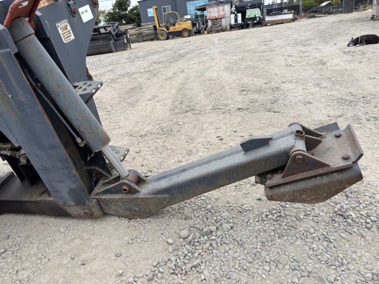 bobcat-811-backhoe-attachment-image-14