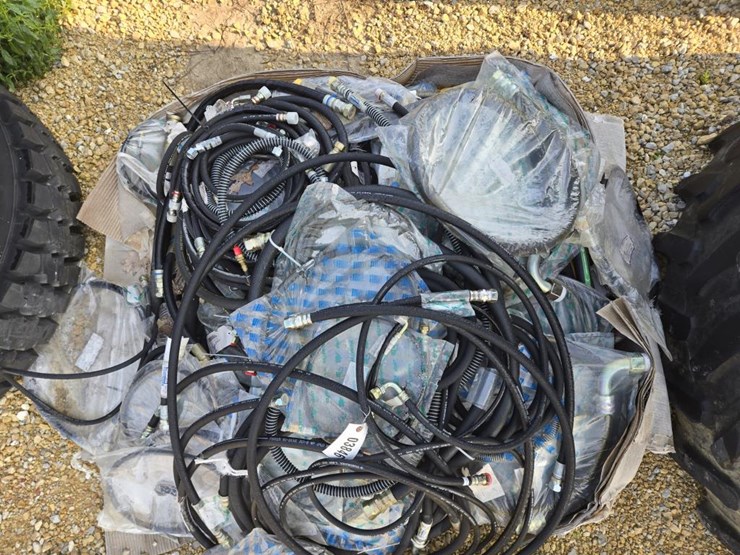 #3846-•-box-of-assorted-hydraulic-hoses-image-8