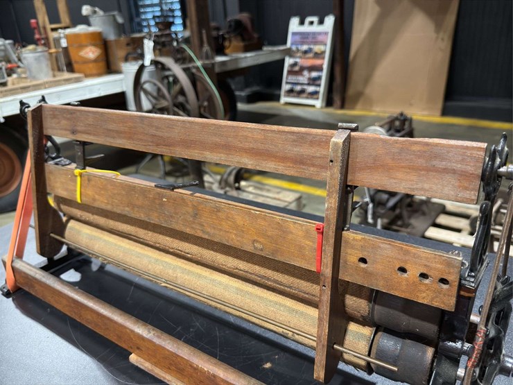 hand-crank-waukegan-wallpaper-&-border-trimmer-image-13