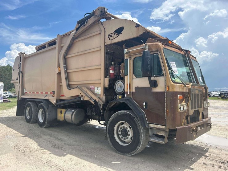 2015-peterbilt-320-image-2