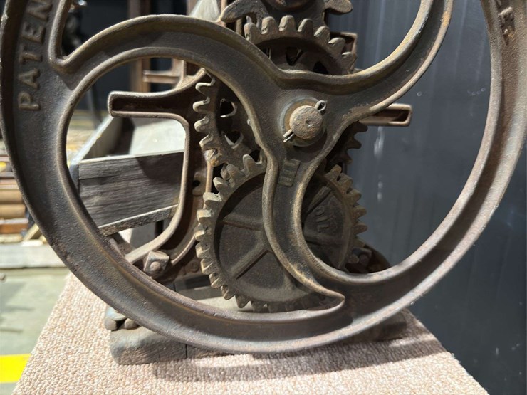 ewbank-"little-giant"-cast-iron-clothes-mangle/wringer-image-5