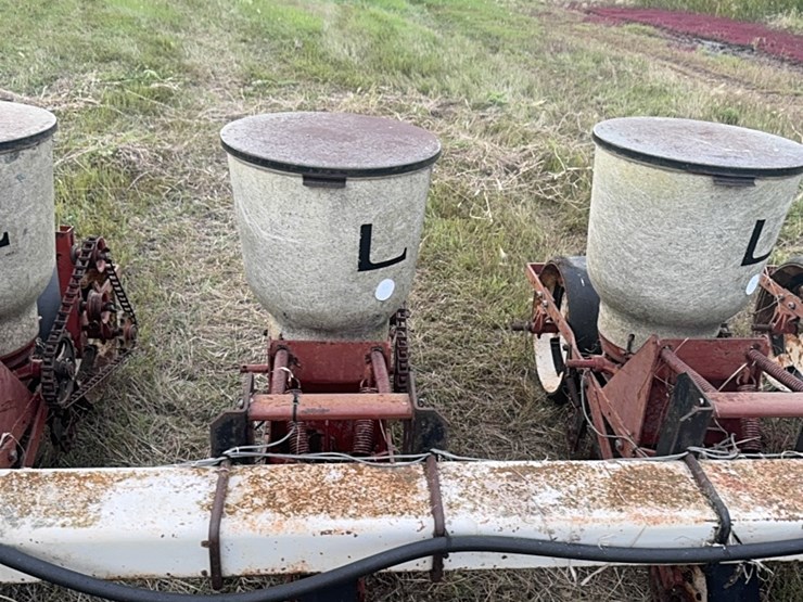 lilliston-8-row-planter-with-fiberglass-boxes,-been-sitting,-some-rust,-boxes-turn-free,-discs-need-loosened-up-image-21