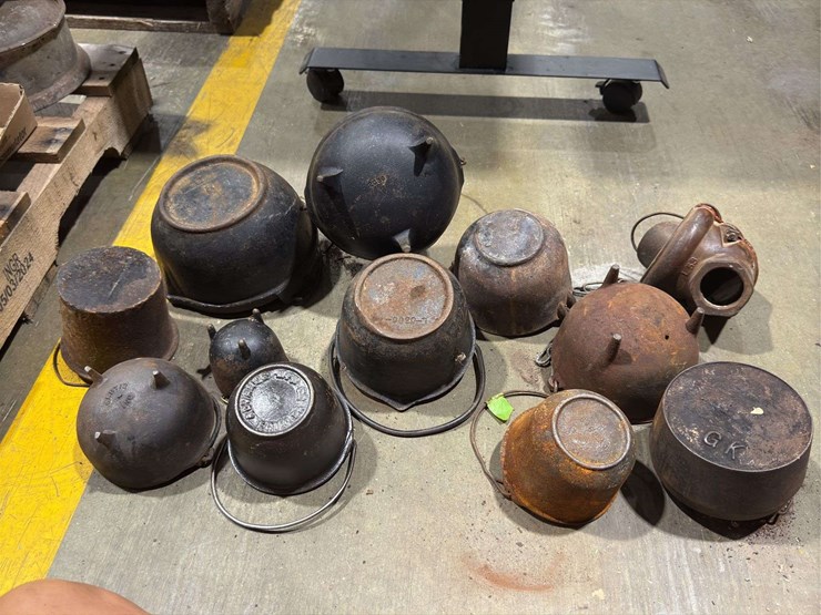 large-group-of-cast-iron-pots-and-cauldrons-image-10