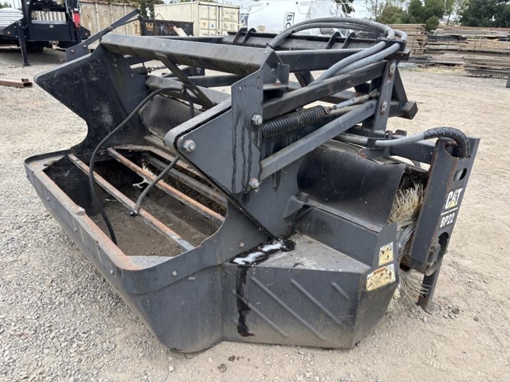 caterpillar-bp22-pickup-broom-image-3