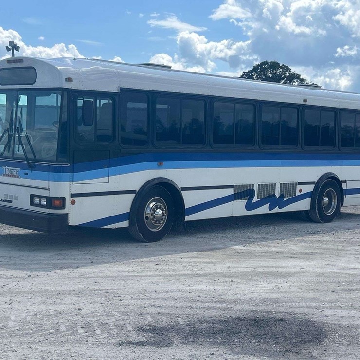2000 THOMAS SAF-T-LINER MVP