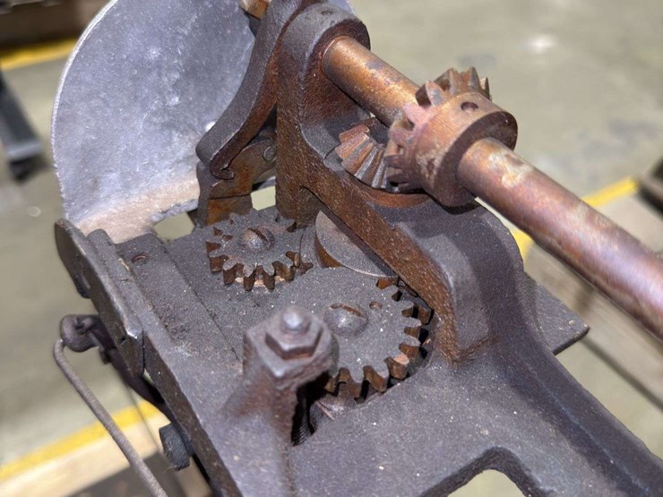 industrial-guillotine-paper-cutter-image-15