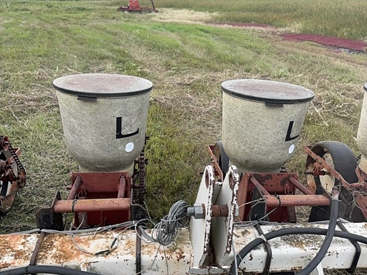 lilliston-8-row-planter-with-fiberglass-boxes,-been-sitting,-some-rust,-boxes-turn-free,-discs-need-loosened-up-image-18