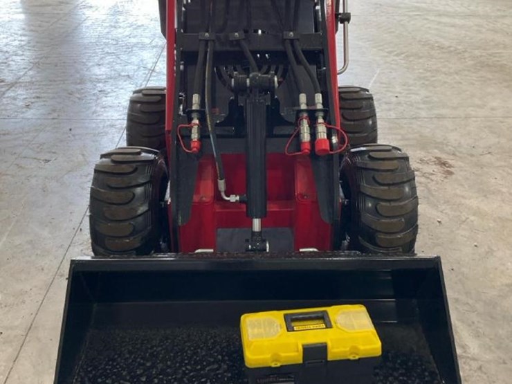 #1015-•-unused-future-ft323w-mini-skid-steer-image-8
