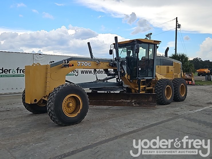 2014-deere-770g-image-1