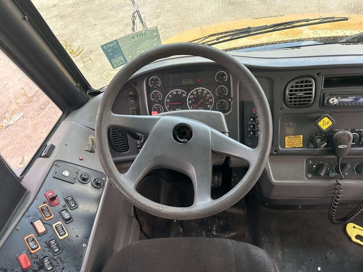2007-freightliner-b2-image-13