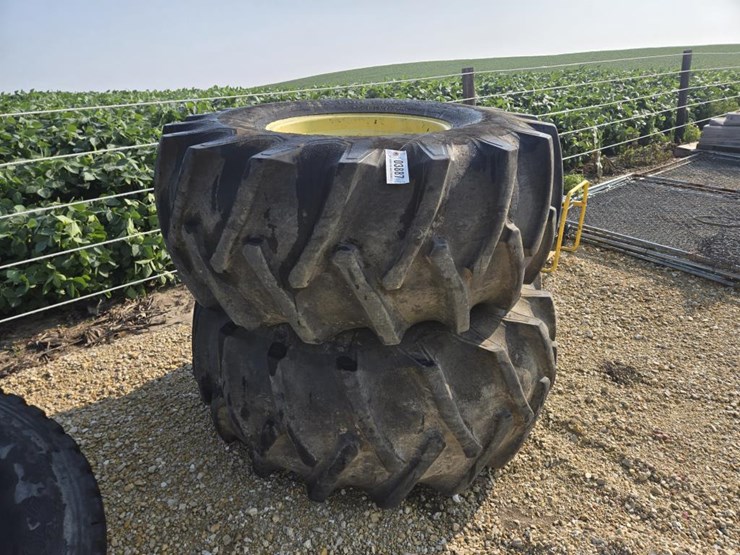 #3887-•-pair-23.1-x-26-tires-on-john-deere-rims-image-6