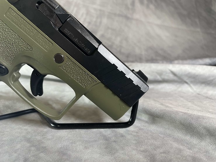 #4550-•-beretta-apx-a1-carry-9mm-luger-pistol,-sn:-axc150907-image-14