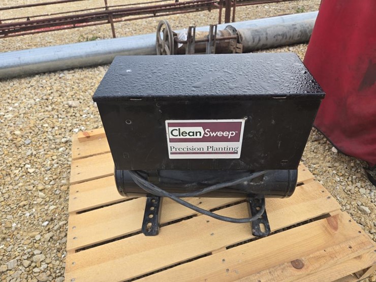 #3948-•-precision-planting-12-volt-air-compressor-image-3