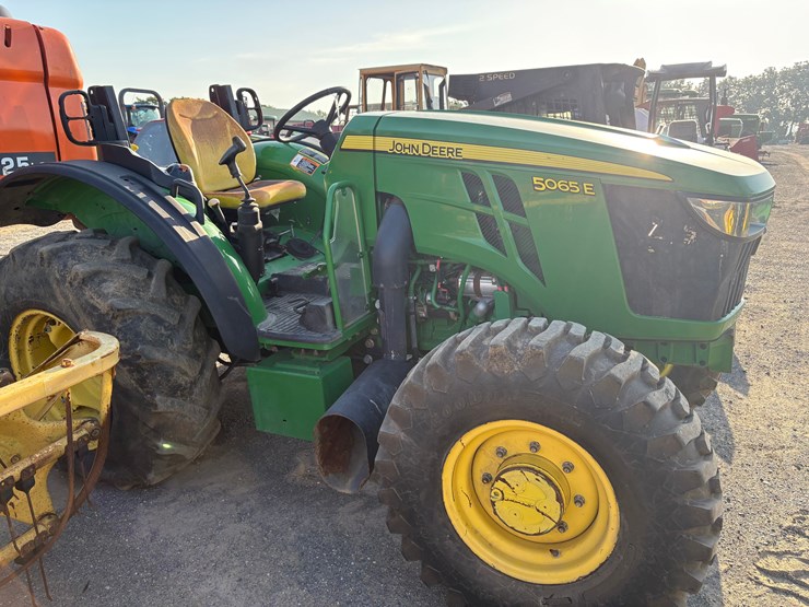 2020-john-deere-5065e-image-4